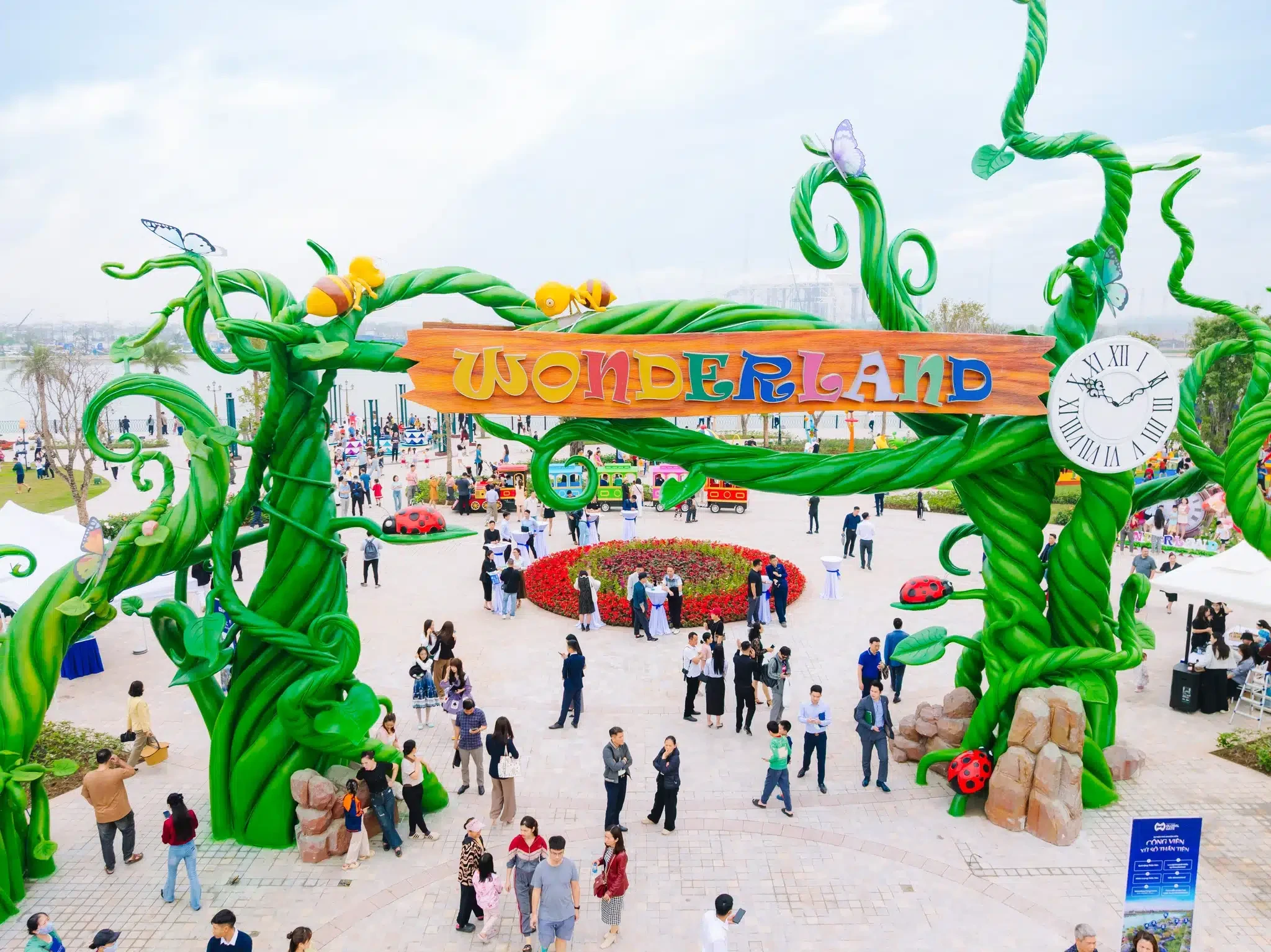 Phối cảnh công viên Xứ Sở Thần Tiên Wonderland ven hồ Vinhomes Global Gate Cổ Loa