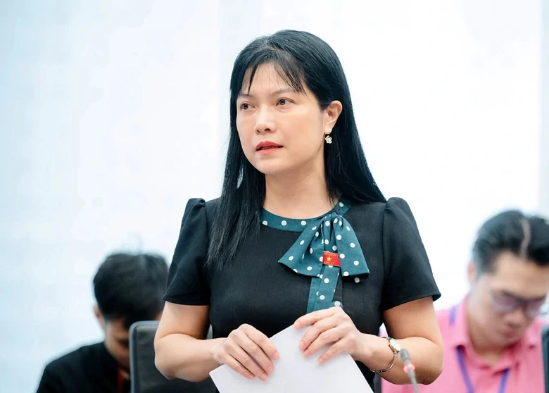 Nữ đại biểu tham gia thảo luận về chính sách nhà ở tại cuộc họp tổ Quốc hội