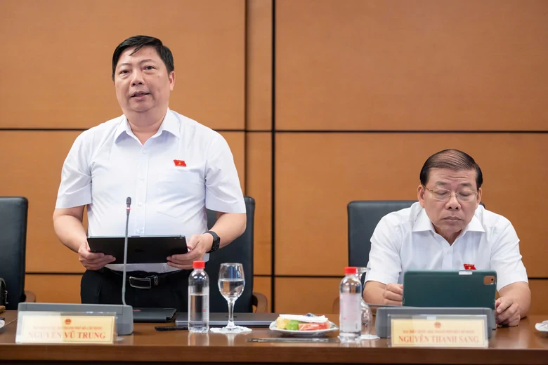 Đại biểu mặc áo trắng đứng phát biểu tại phiên họp tổ về sửa đổi Luật Nhà ở