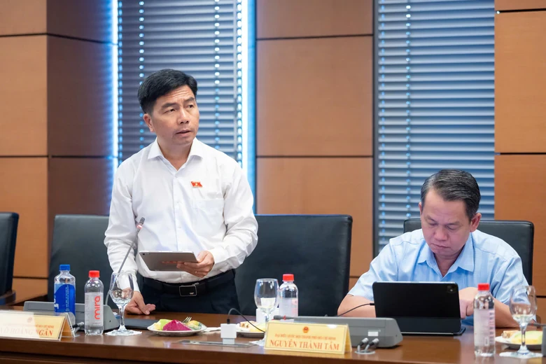 Một đại biểu phát biểu tại phiên thảo luận về dự thảo Luật Kinh doanh bất động sản sửa đổi