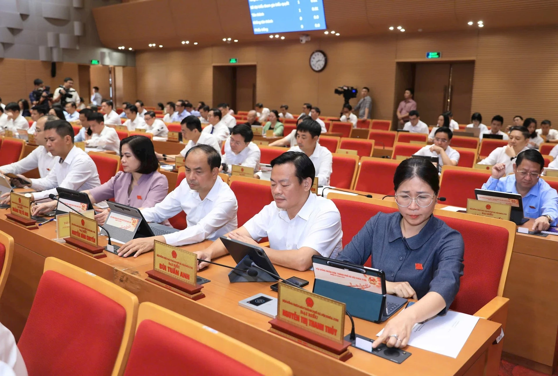 Quang cảnh kỳ họp HĐND Hà Nội ngày 28/10/2026, thời điểm thông qua báo cáo tiền khả thi tuyến Vành đai 3,5