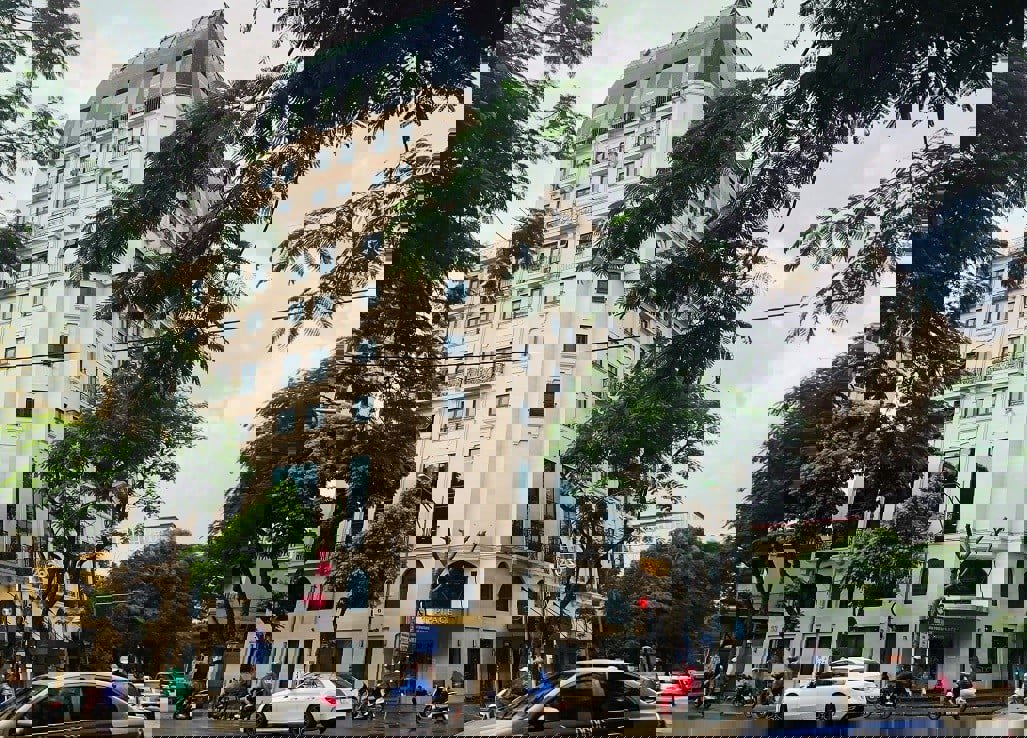 Toàn cảnh khu trung tâm quận Hoàn Kiếm với các tòa nhà và khu căn hộ